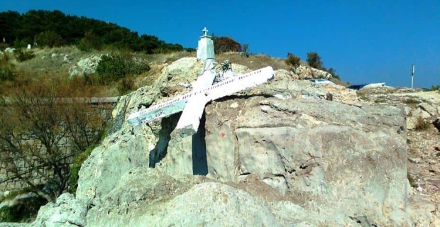 Greece: Large Christian Cross Pulled Down Because it Could Be “Offensive” to Muslim Migrants