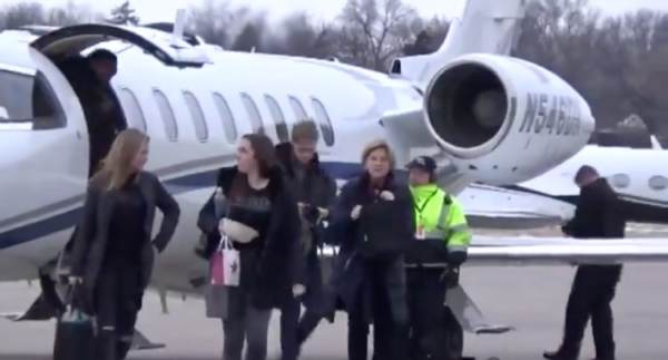 BUSTED: Elizabeth Warren Gets Off Private Jet, Tries to Hide From Cameras After Realizing She’s Being Filmed