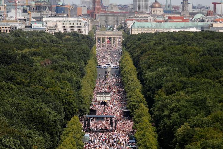 COVERING UP THE AWAKENING – MASSIVE LOCKDOWN PROTEST IN BERLIN DOWNPLAYED AND DEMONIZED BY MSM